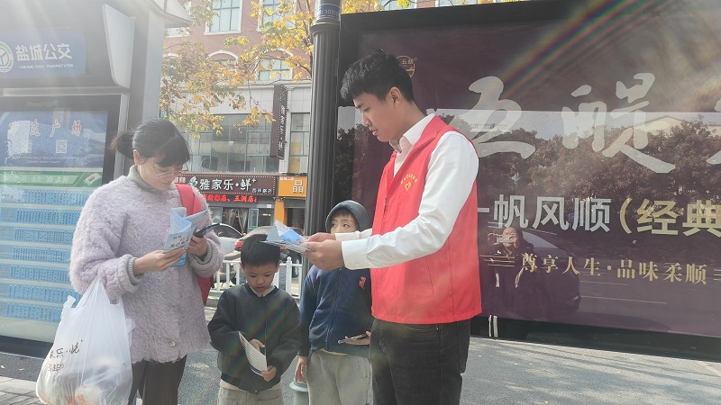 公交四分公司开展“清洁车场环境、宣传绿色出行”志愿服务活动